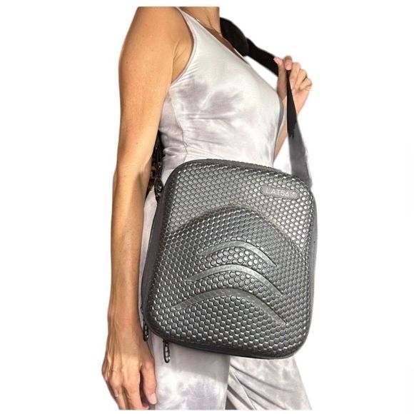 103. LAT 56 Water resistant IPAD/TABLET TRAVELLER BAG in EUC